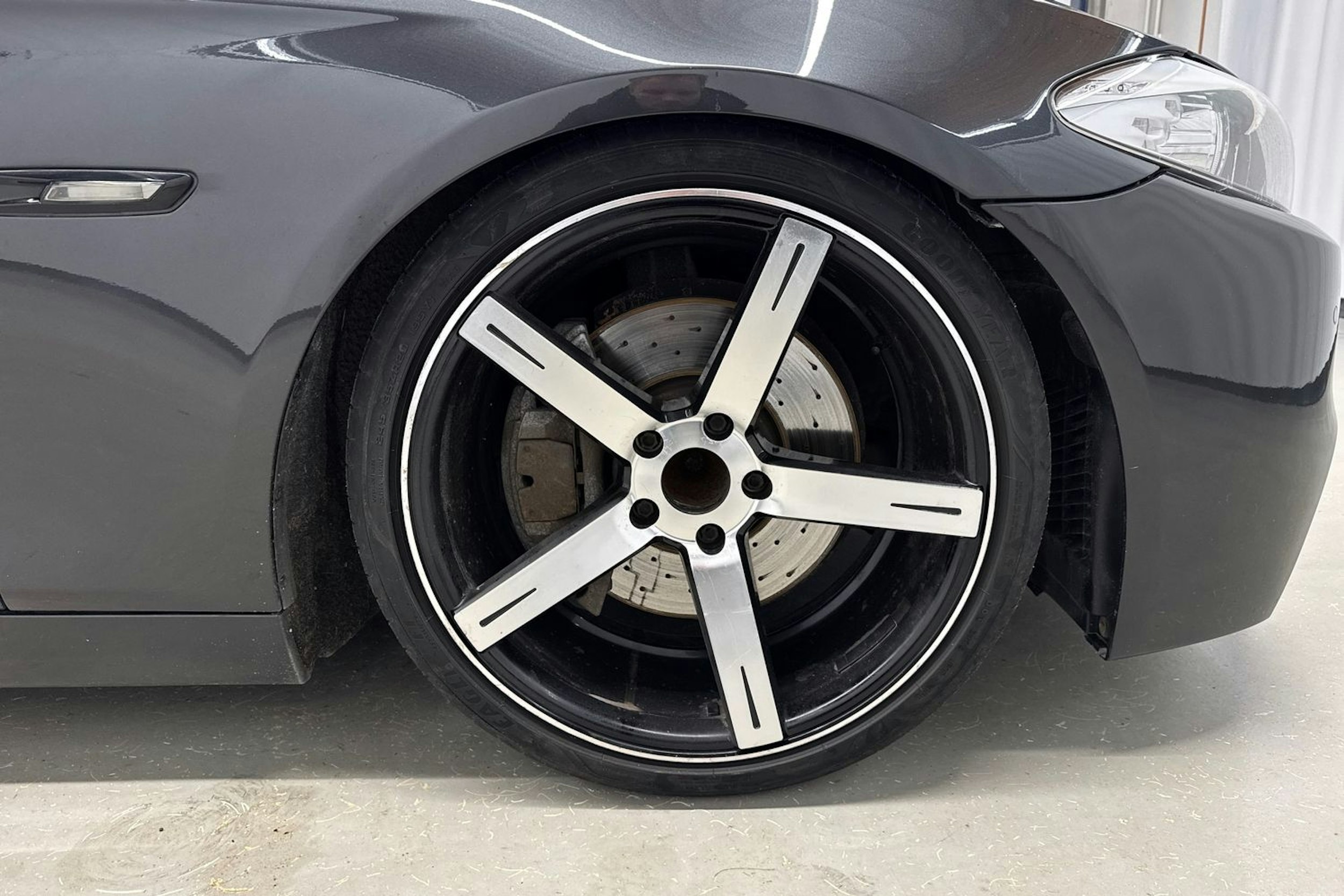 harmaa BMW 535 2013 kuva 13.