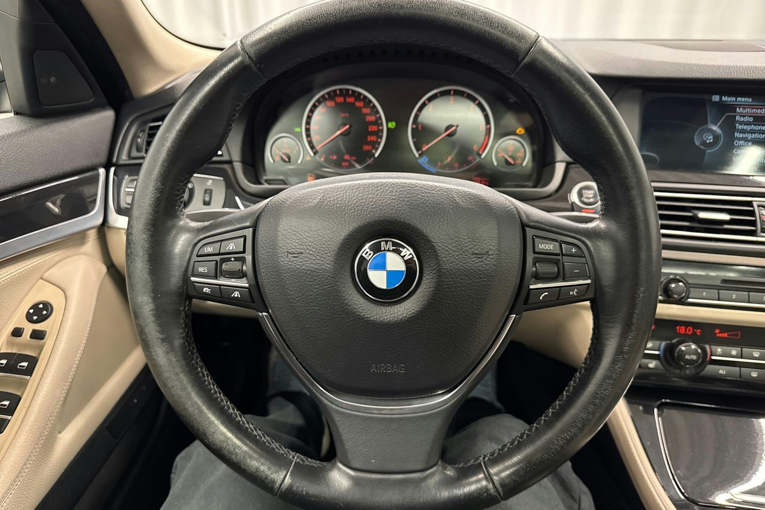 harmaa BMW 535 2013 kuva 15.