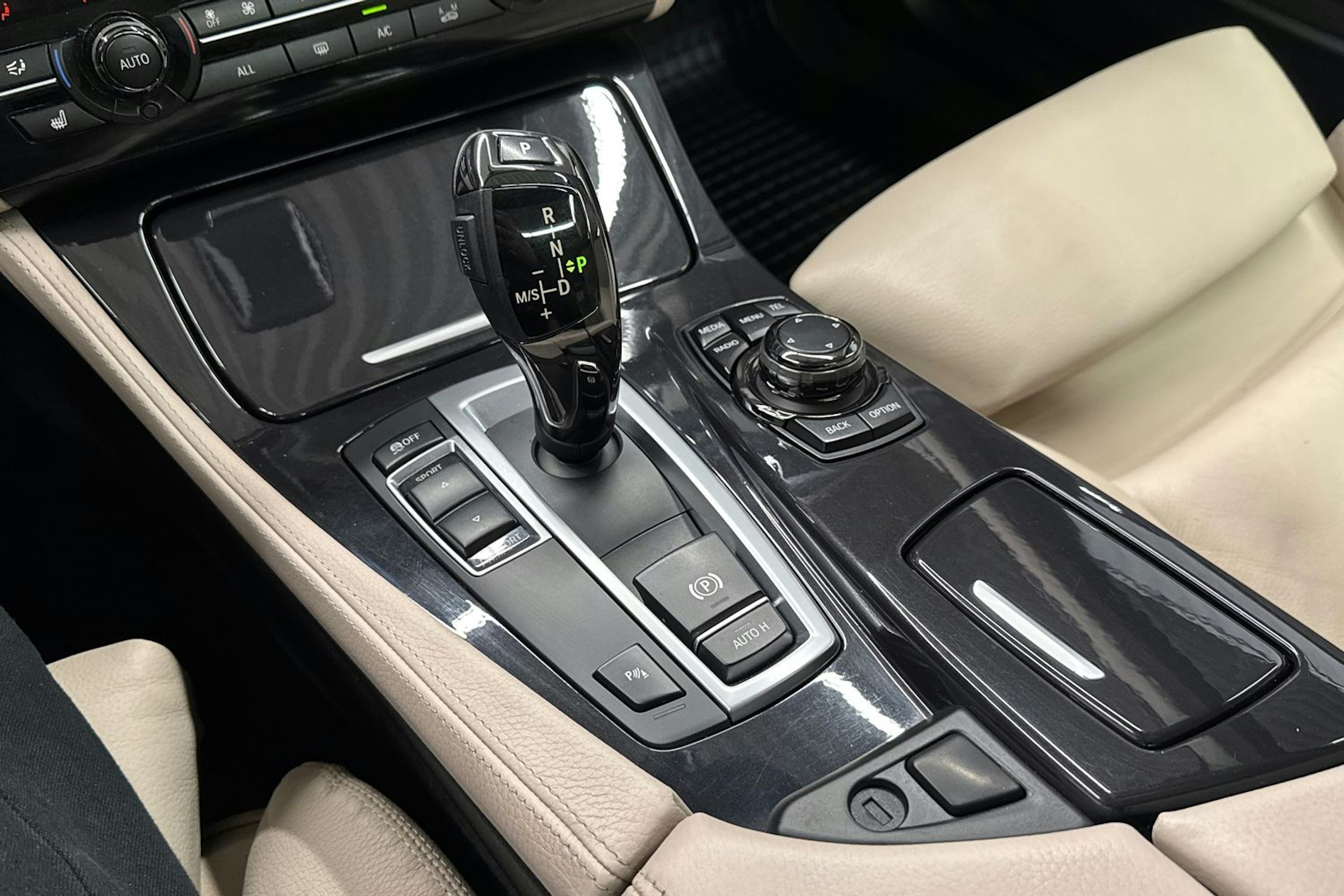 harmaa BMW 535 2013 kuva 19.