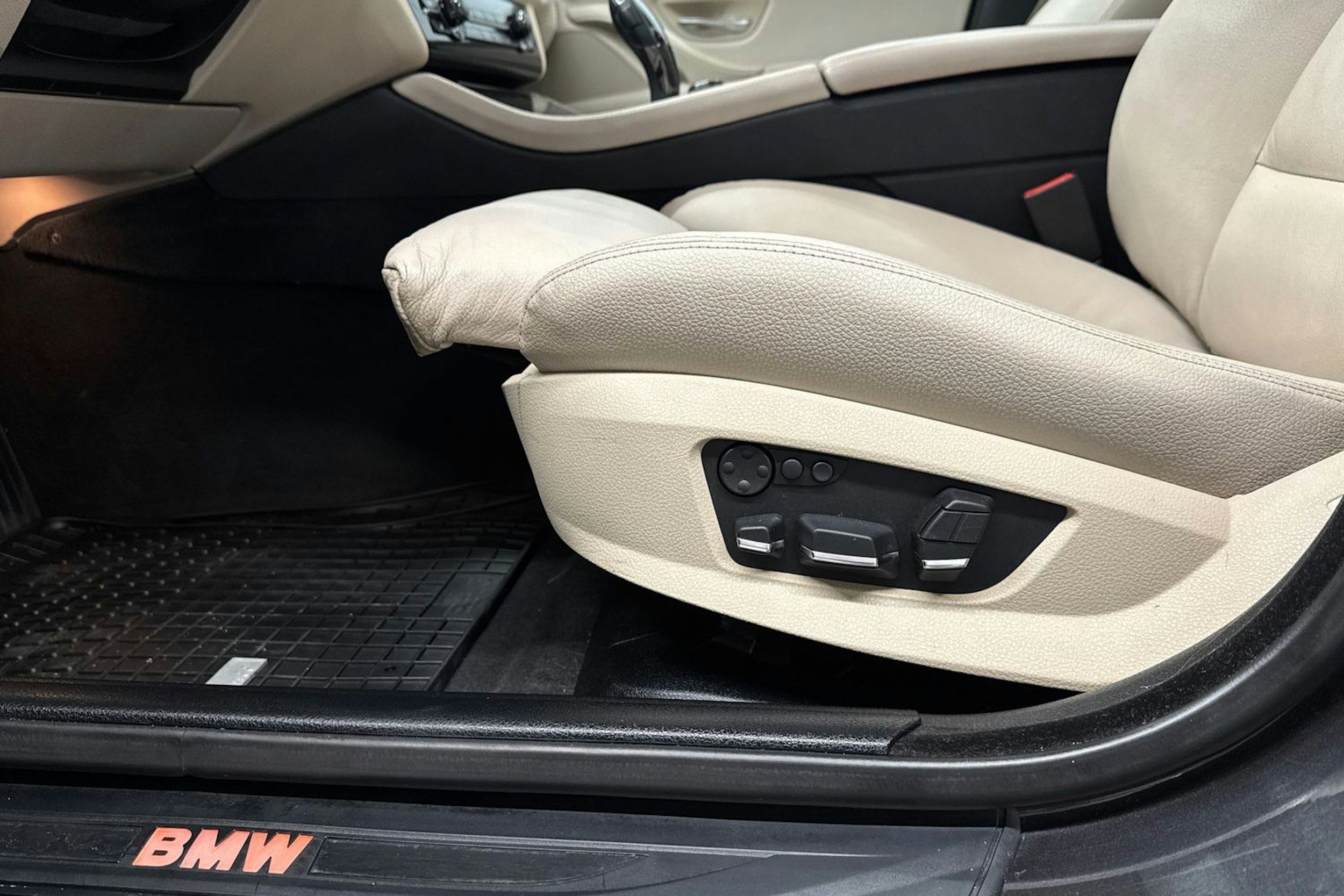 harmaa BMW 535 2013 kuva 25.