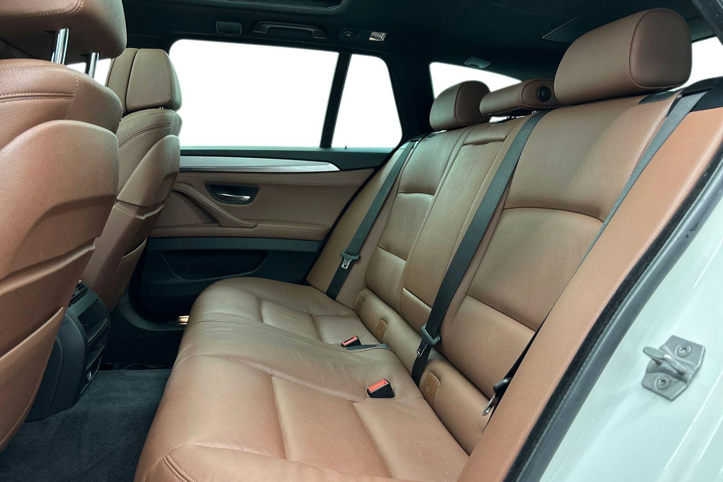 valkoinen BMW 535 2016 kuva 10.