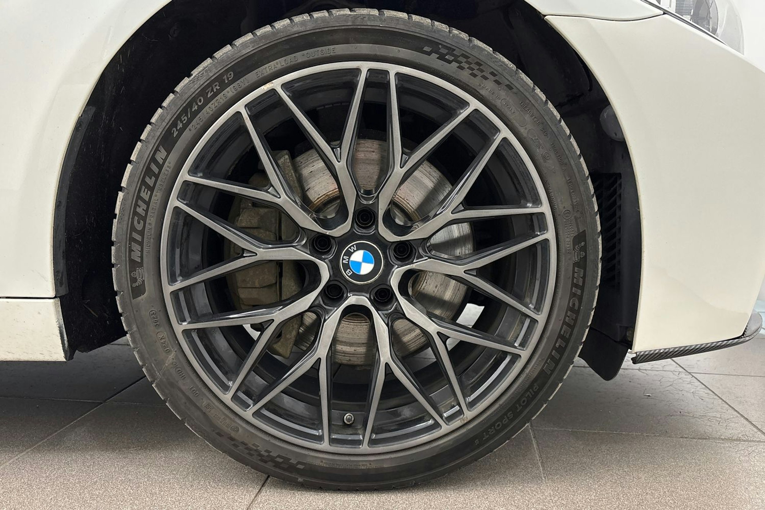 valkoinen BMW 535 2016 kuva 13.