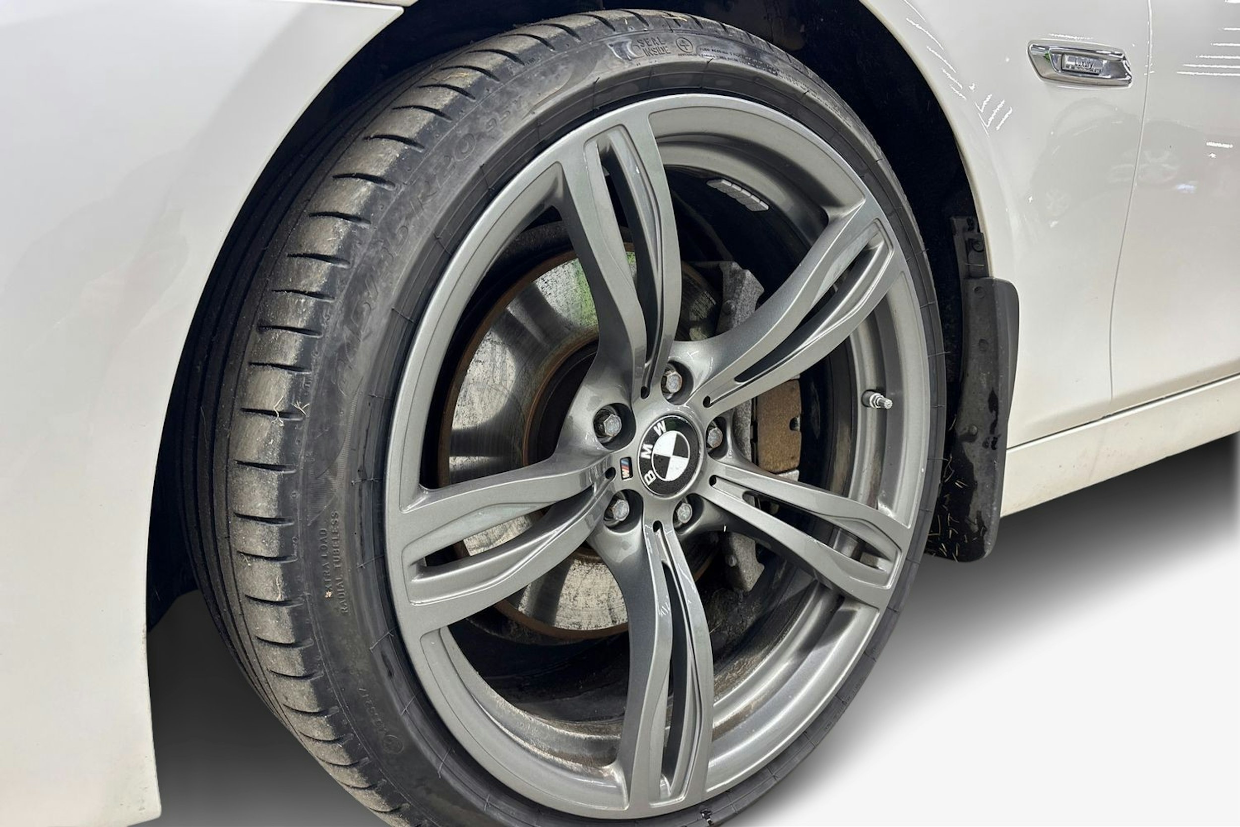 valkoinen BMW 535 2016 kuva 9.