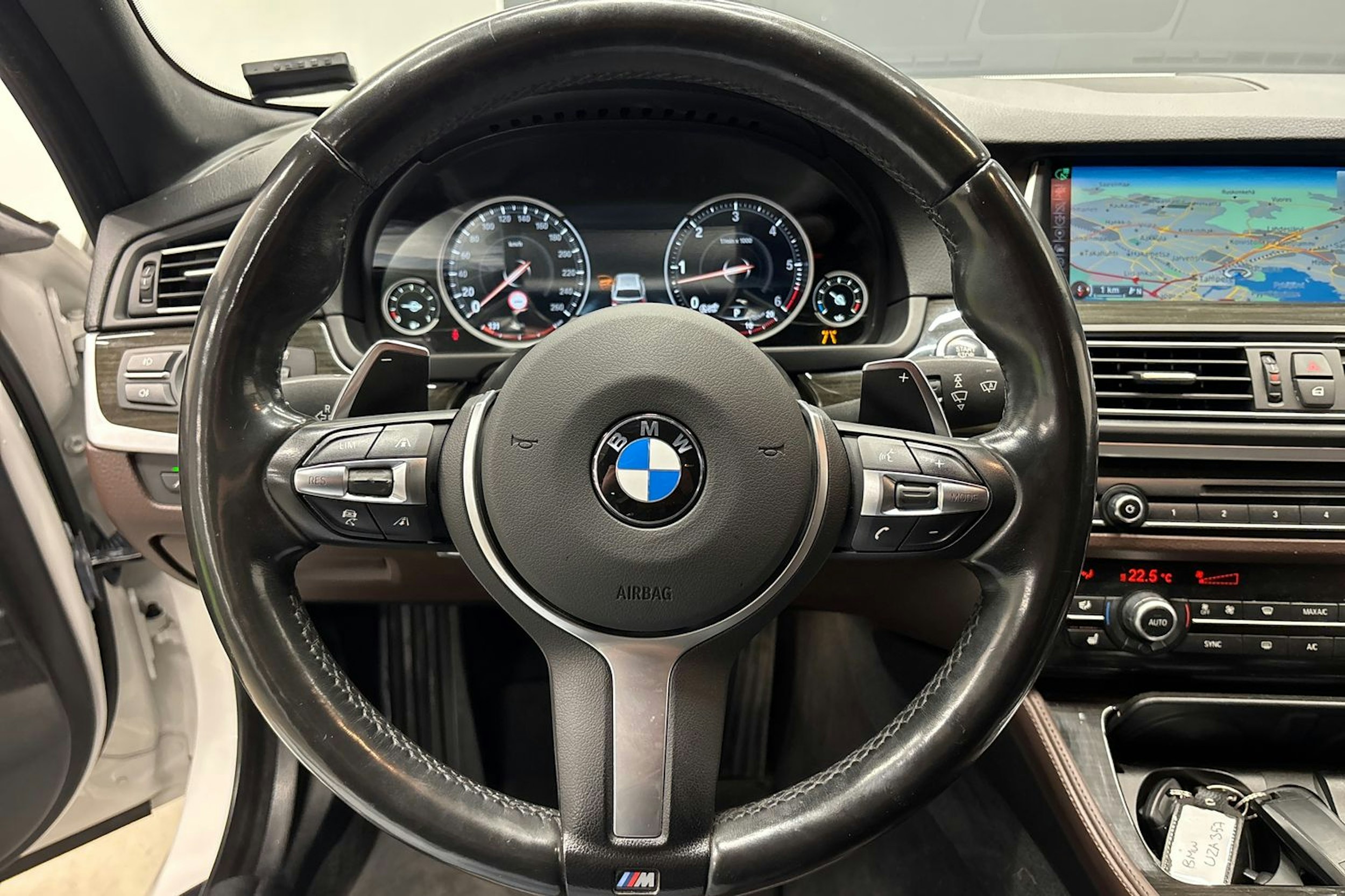 valkoinen BMW 535 2016 kuva 17.