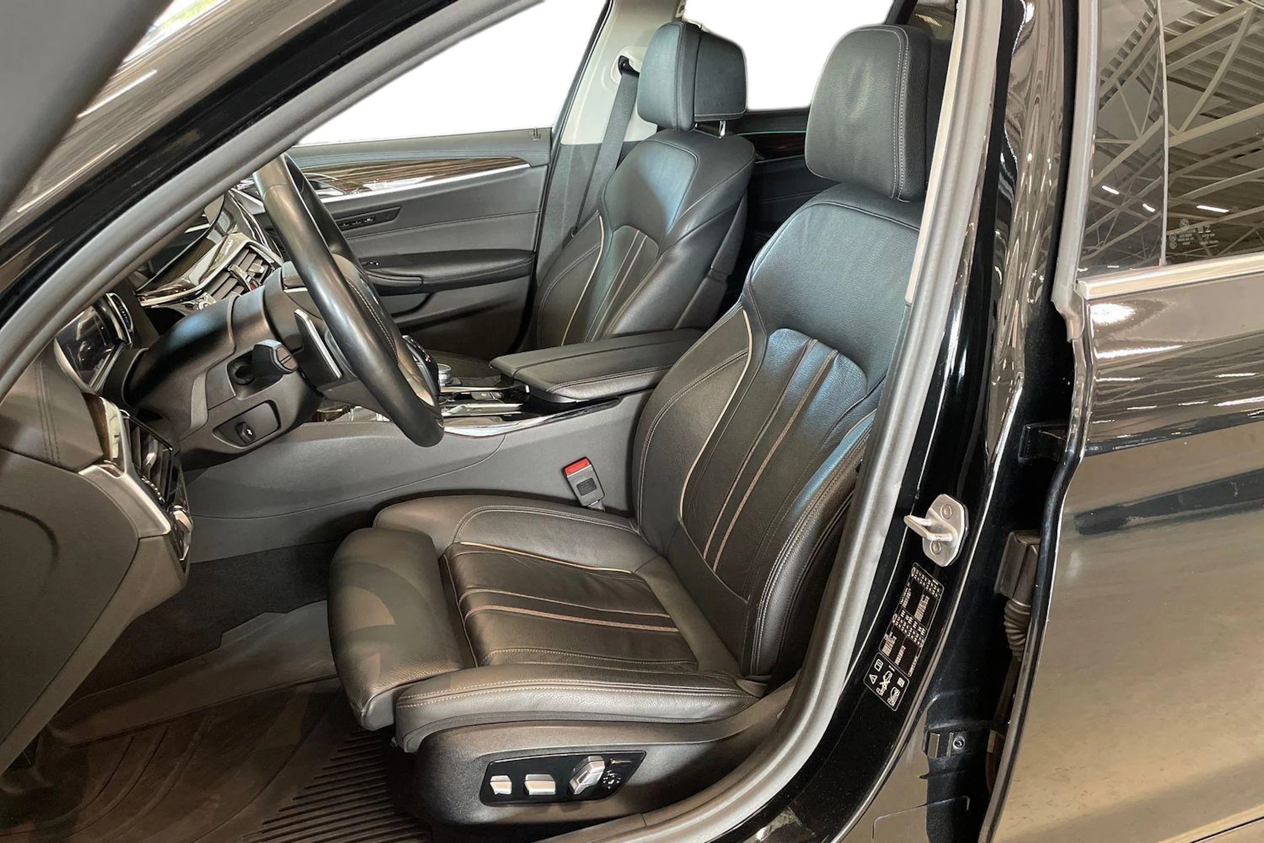 musta BMW 540 2017 kuva 6.