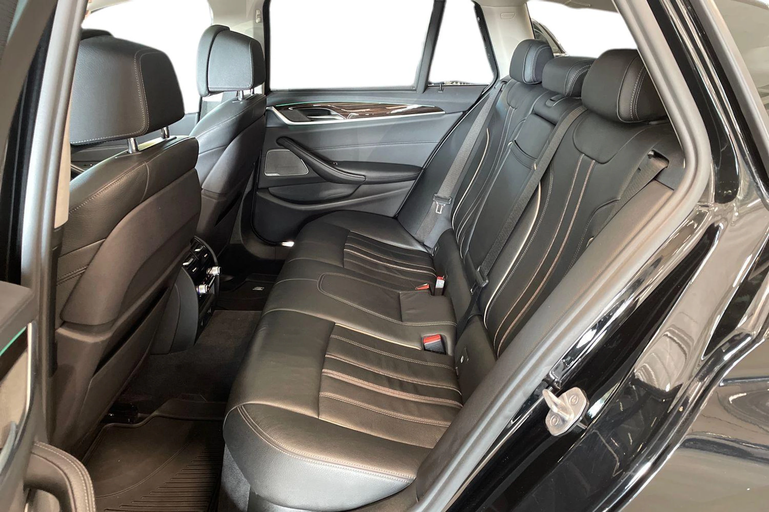 musta BMW 540 2017 kuva 8.