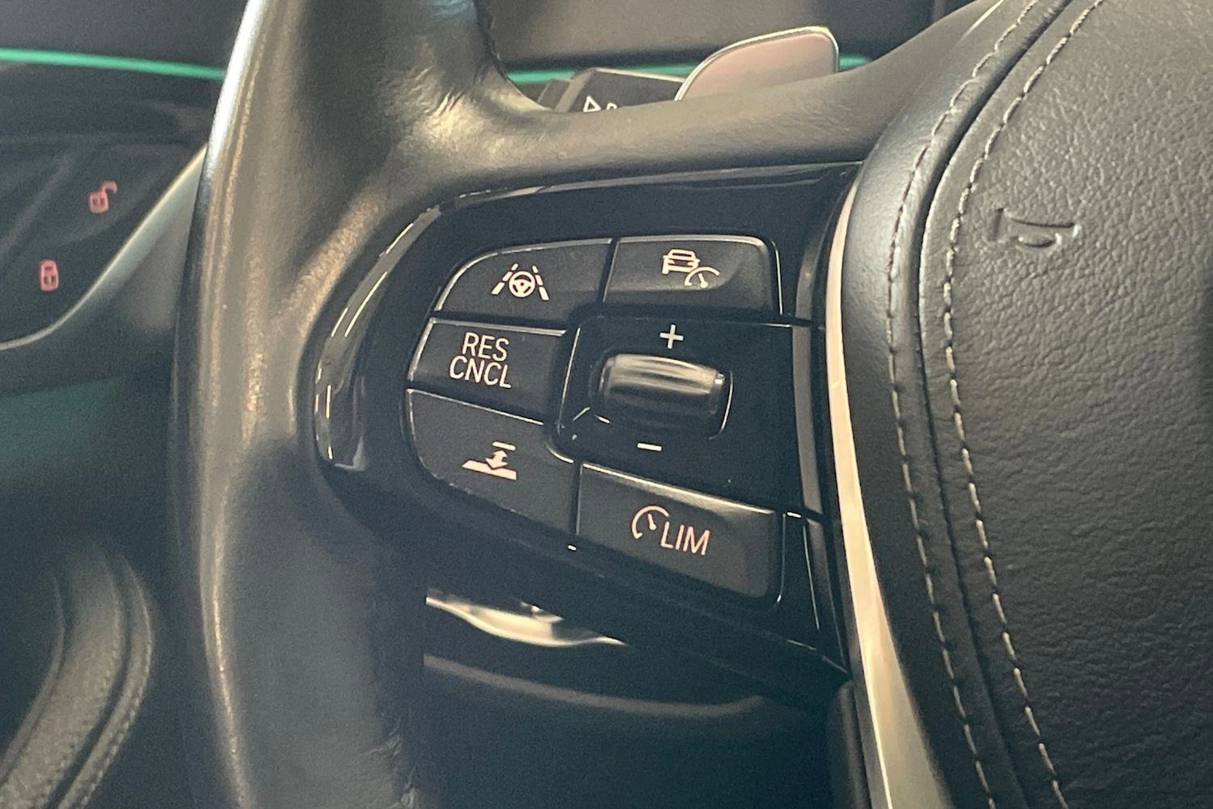 musta BMW 540 2017 kuva 14.