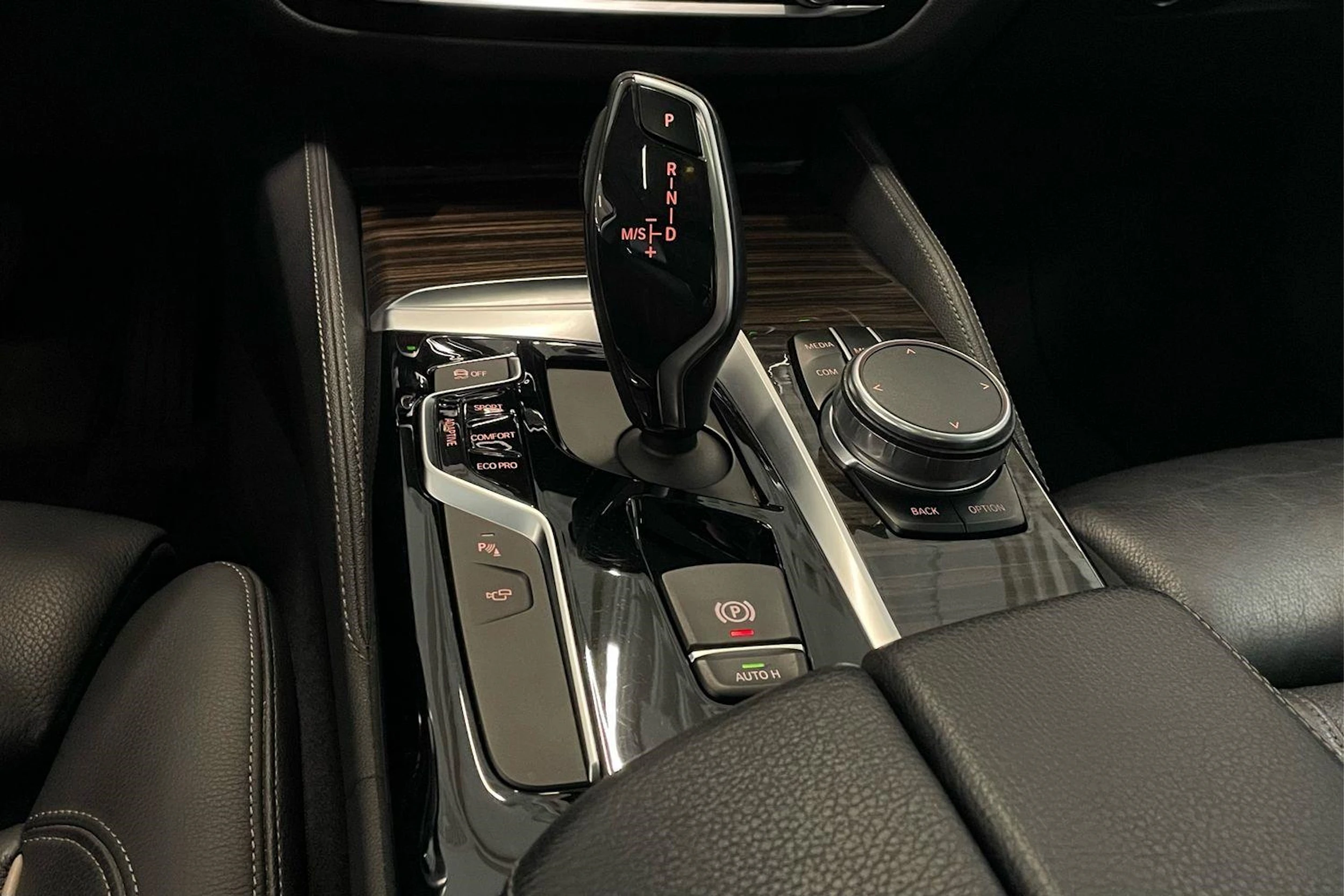 musta BMW 540 2017 kuva 23.
