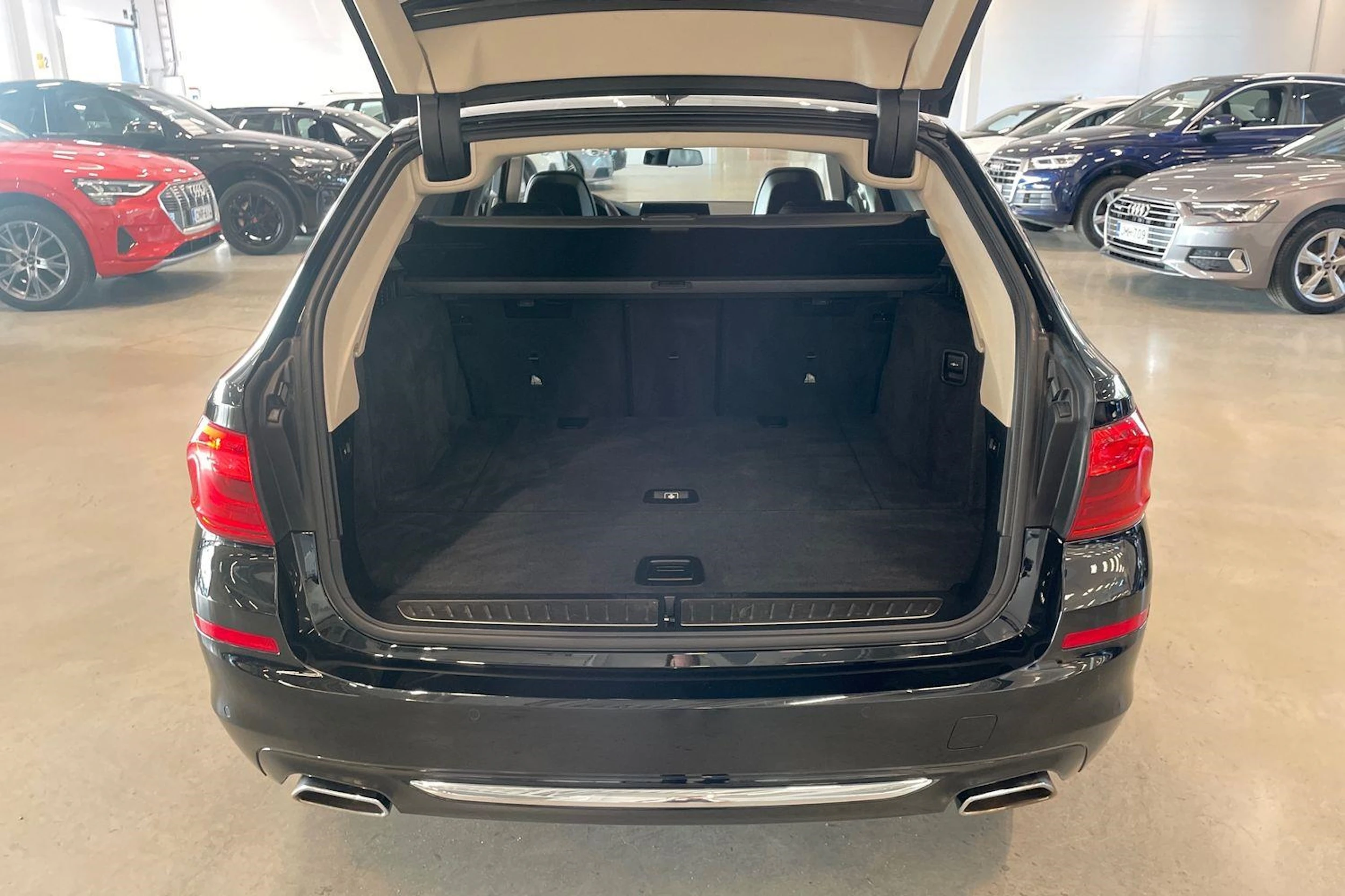 musta BMW 540 2017 kuva 33.