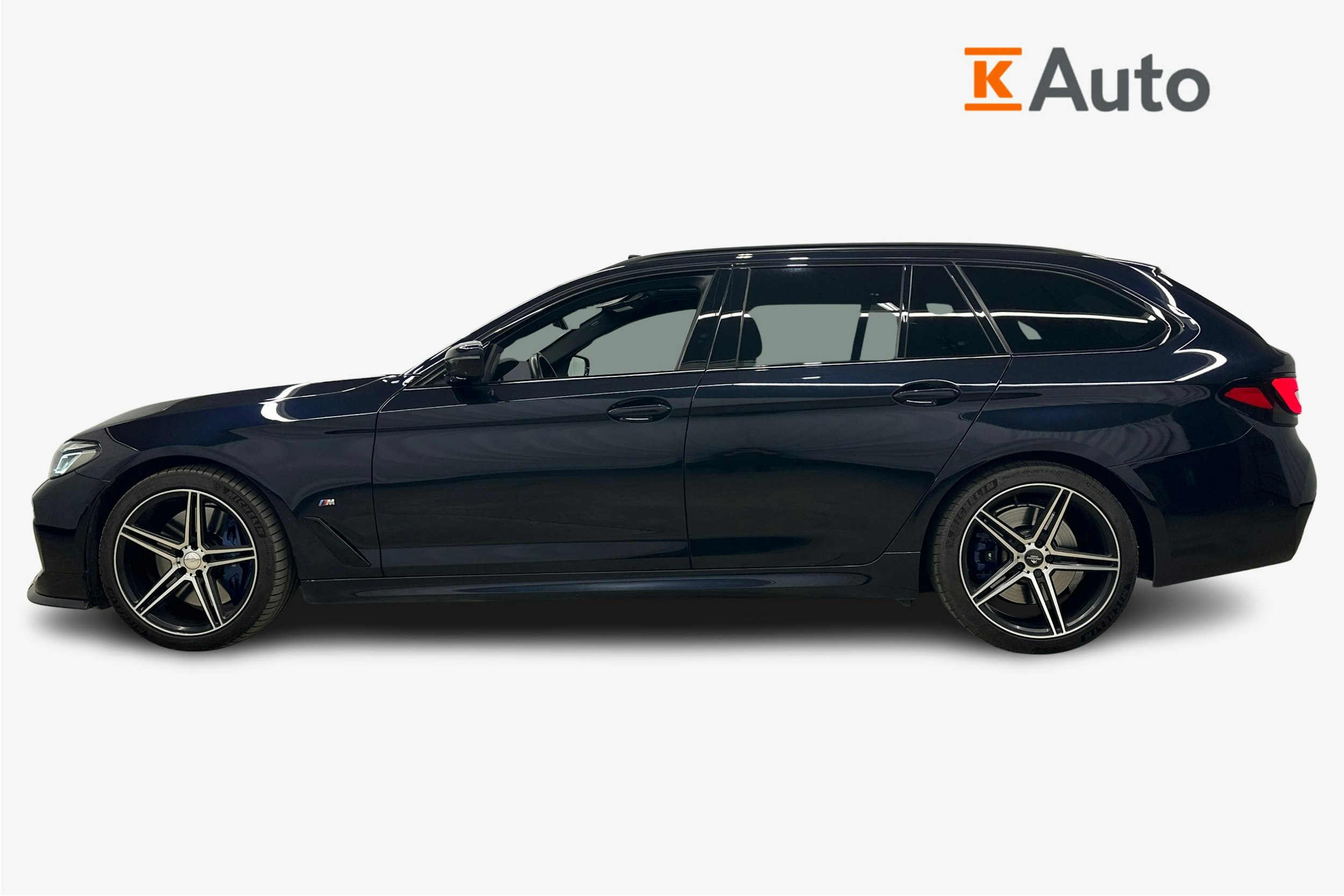 met. musta BMW 540 2021 kuva 6.