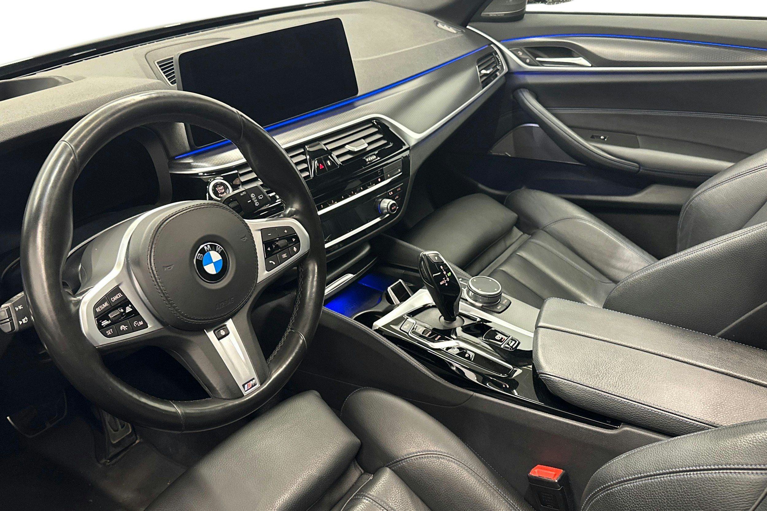 met. musta BMW 540 2021 kuva 7.