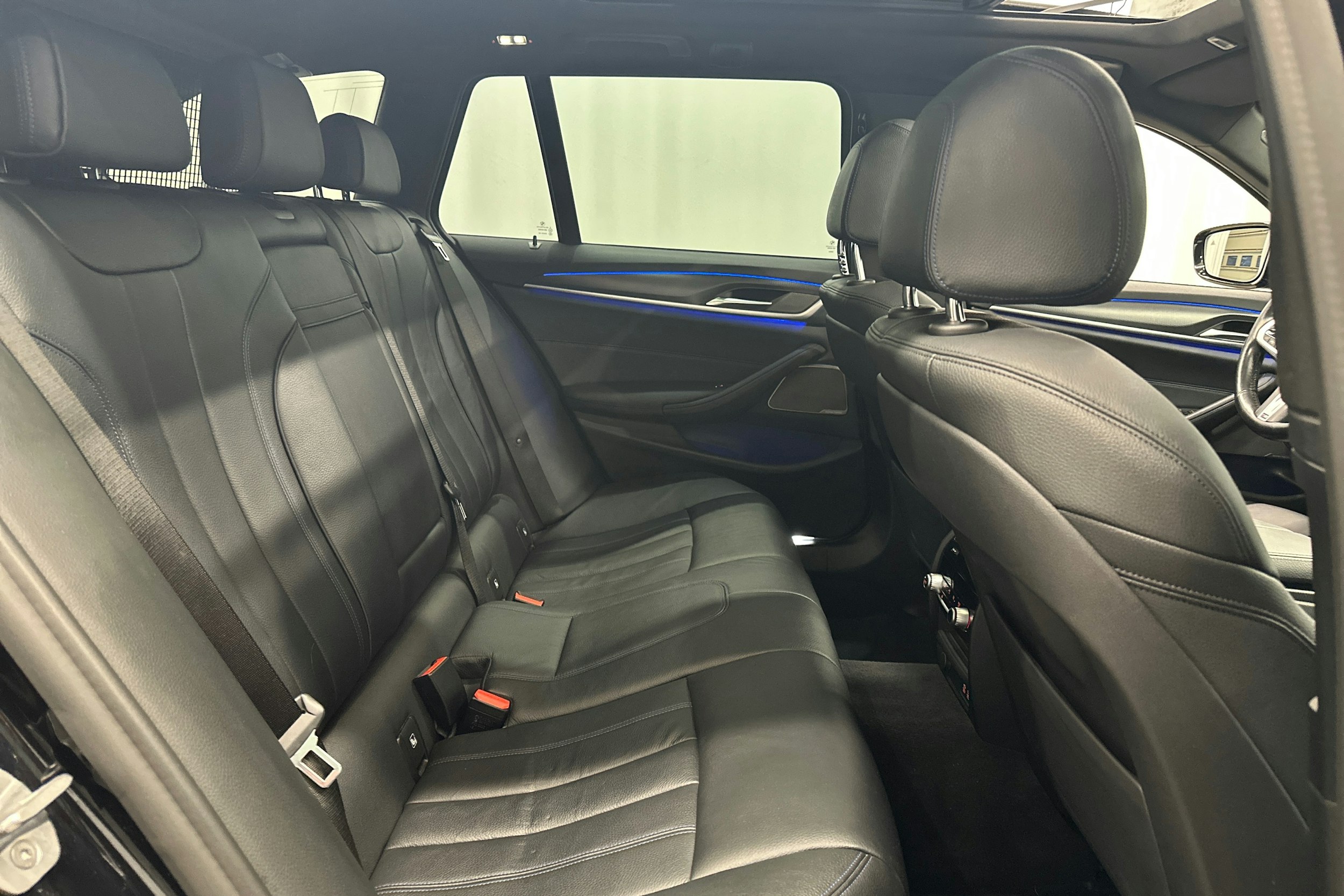 met. musta BMW 540 2021 kuva 13.