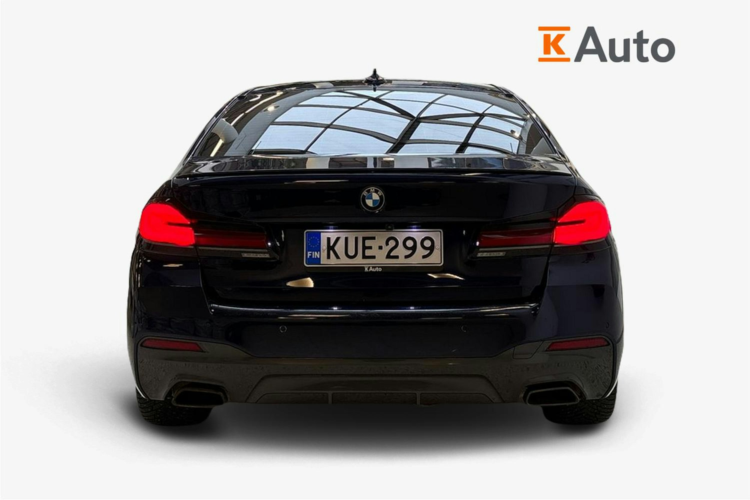 sininen BMW 545 2020 kuva 3.