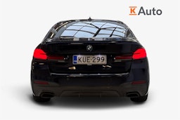 sininen BMW 545 2020 kuva 3.