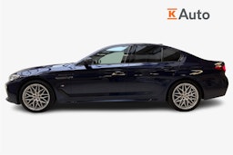 sininen BMW 545 2020 kuva 6.