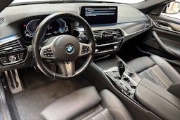 sininen BMW 545 2020 kuva 7.