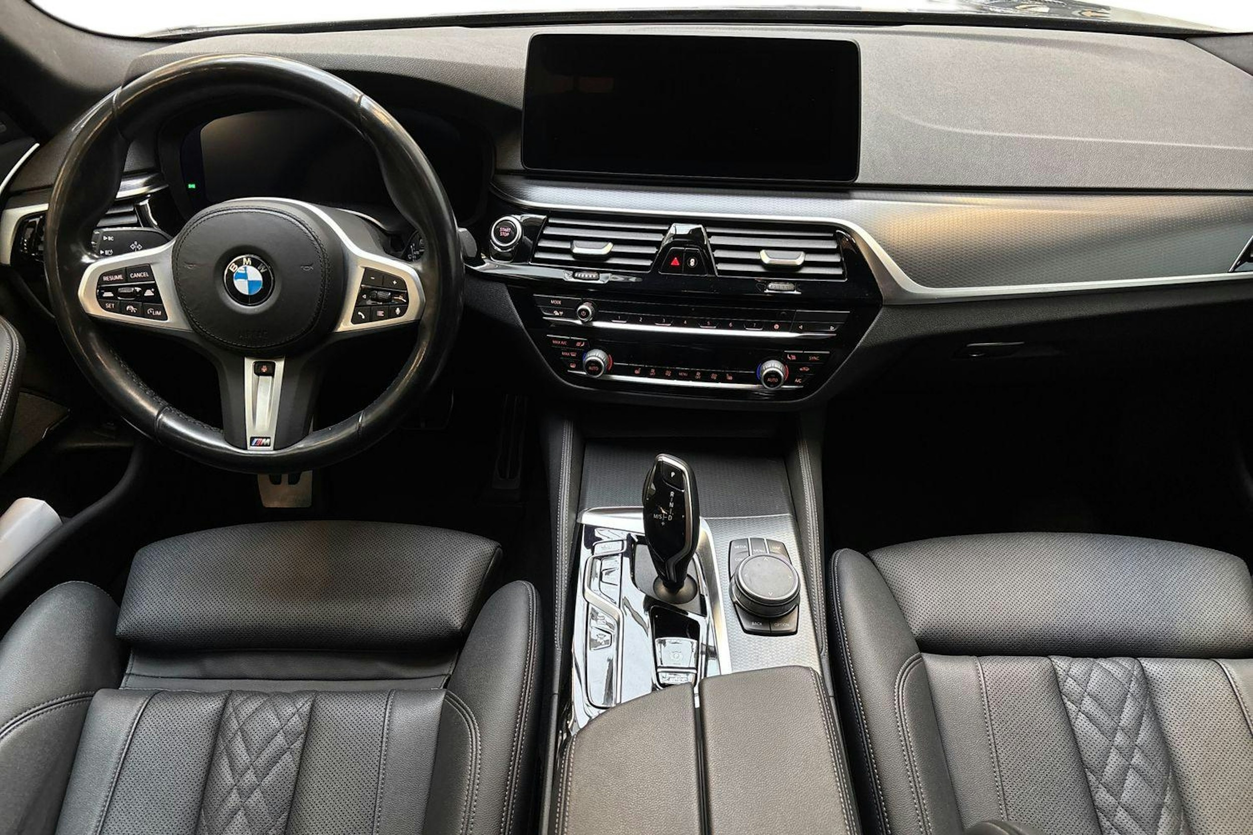 sininen BMW 545 2020 kuva 9.