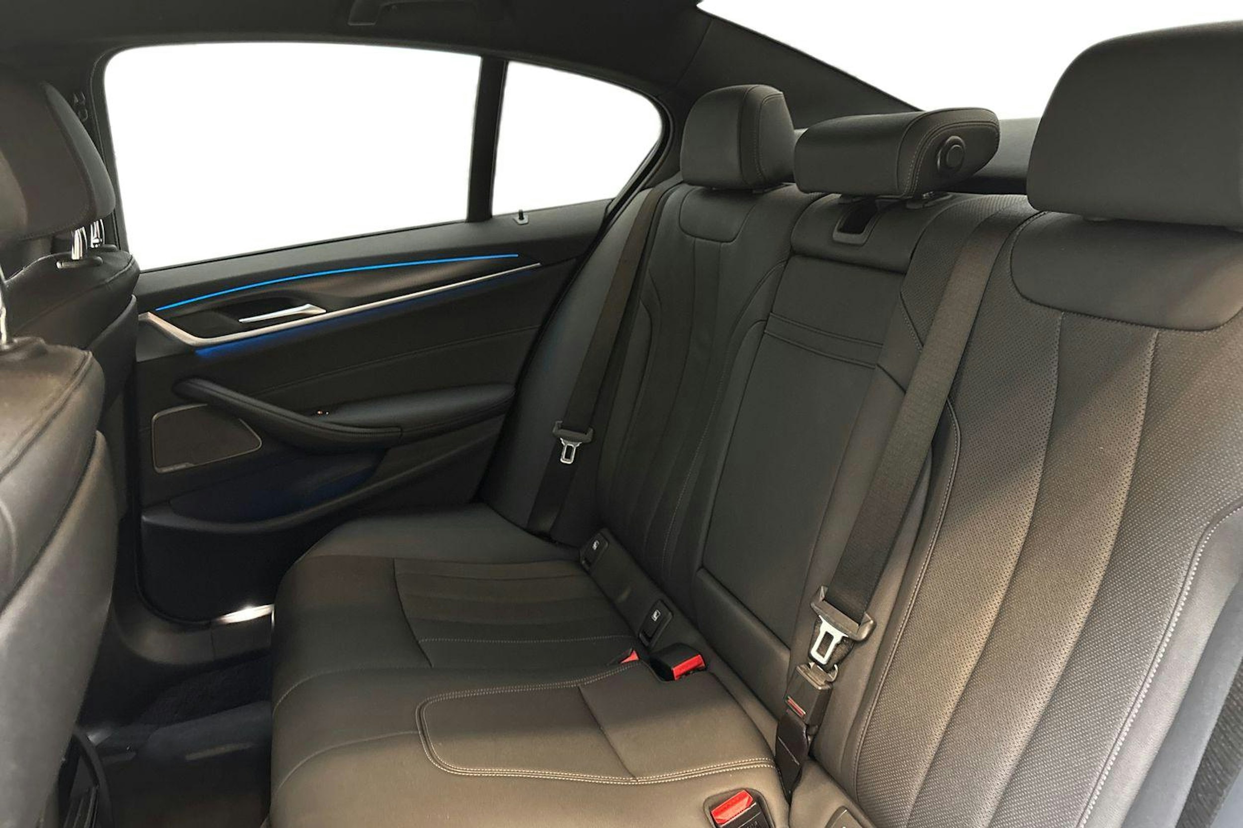 sininen BMW 545 2020 kuva 10.