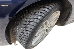 sininen BMW 545 2020 kuva 11.