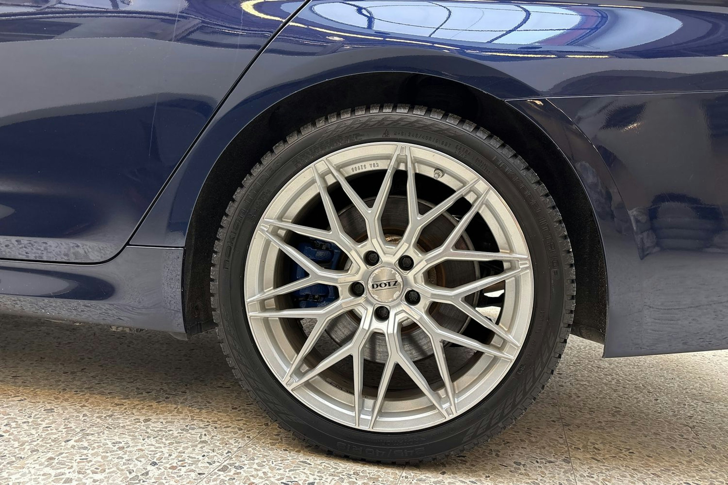 sininen BMW 545 2020 kuva 13.