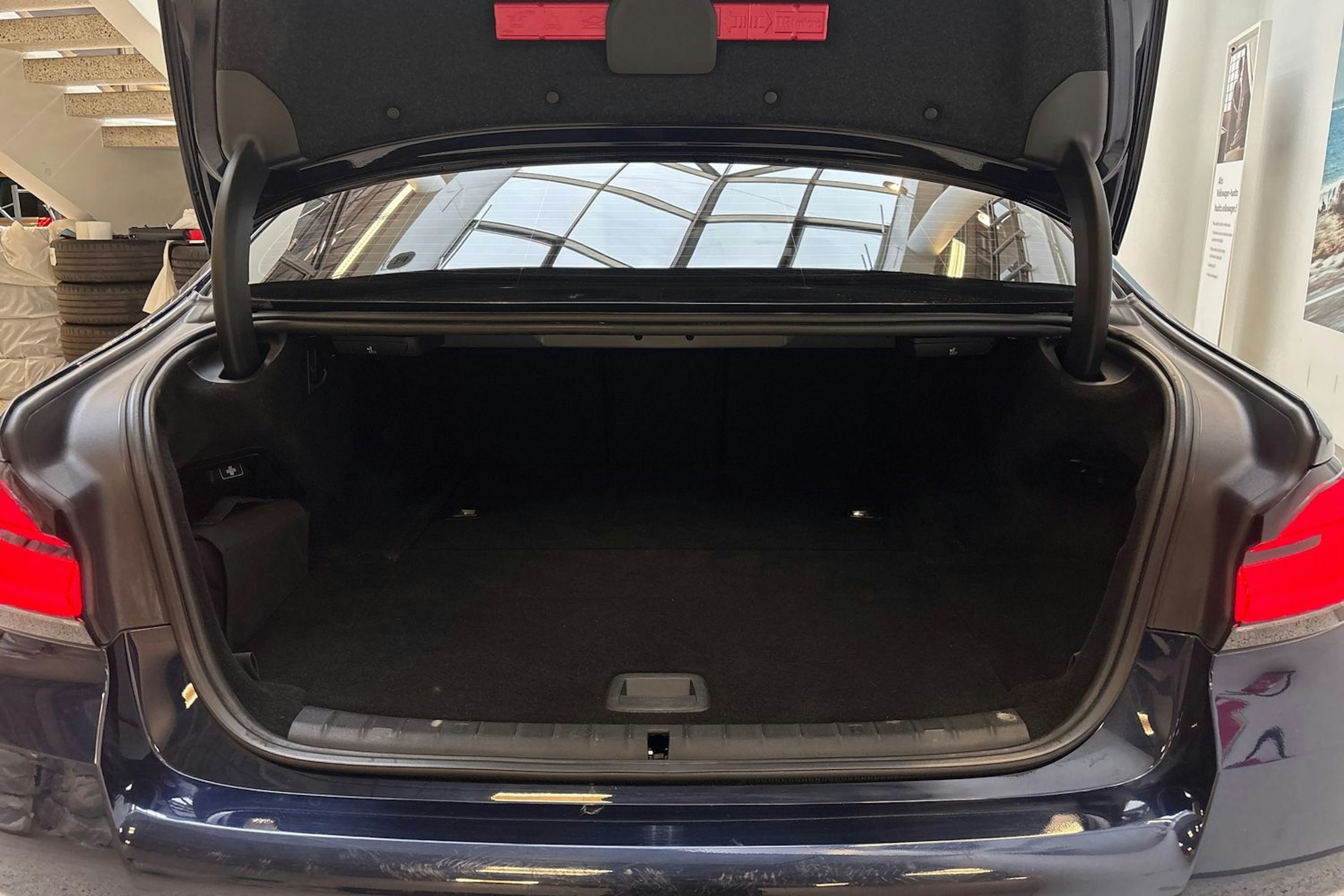 sininen BMW 545 2020 kuva 14.