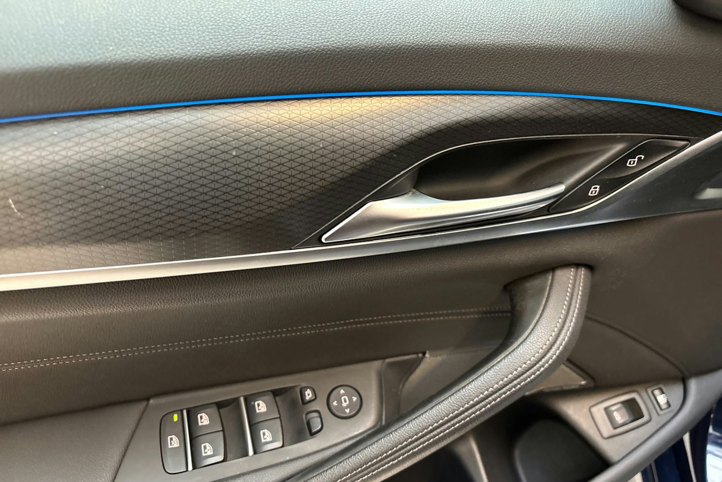 sininen BMW 545 2020 kuva 19.