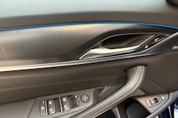 sininen BMW 545 2020 kuva 19.