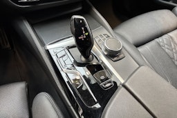 sininen BMW 545 2020 kuva 26.