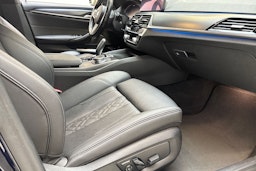 sininen BMW 545 2020 kuva 28.