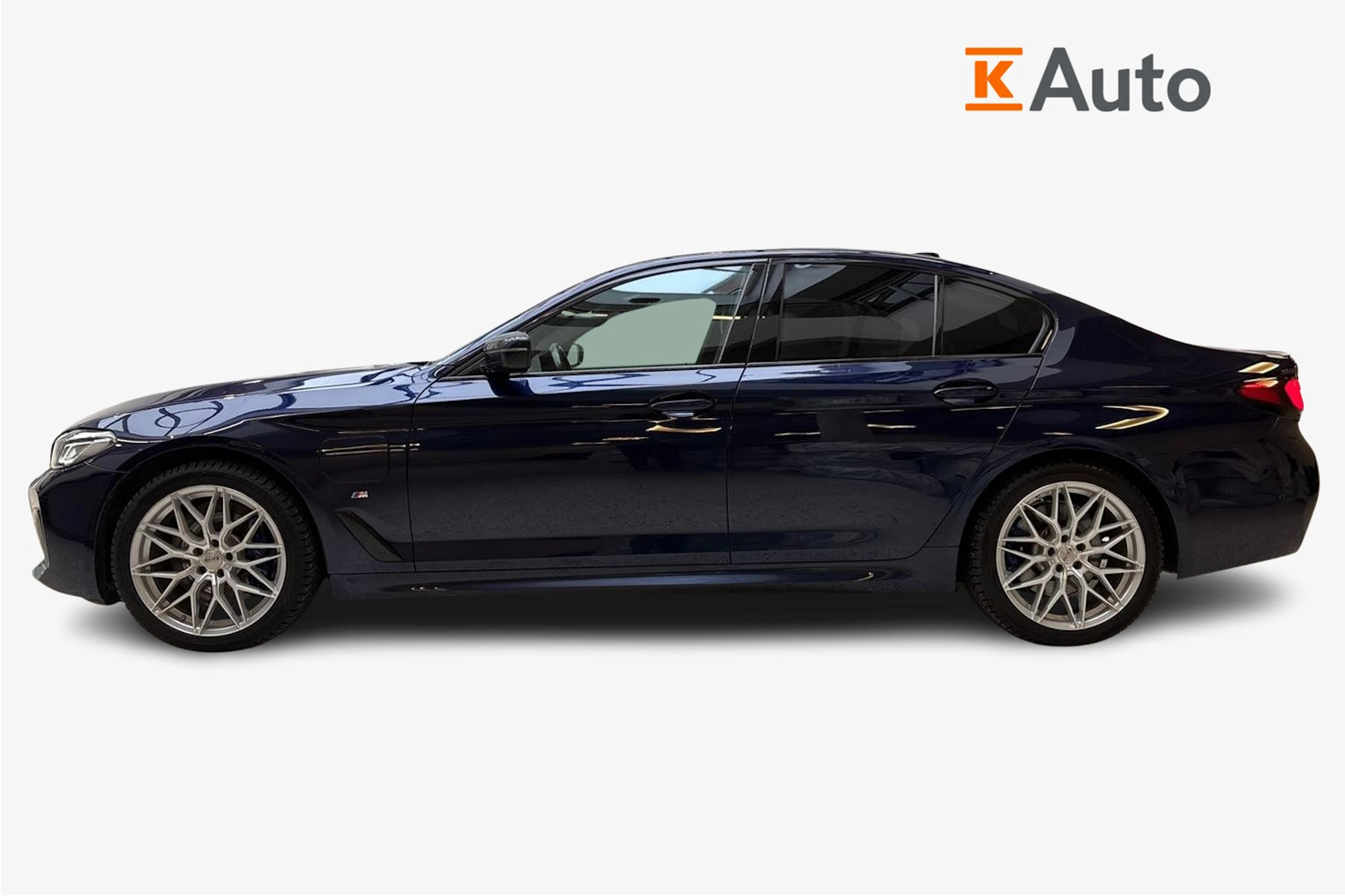 sininen BMW 545 2021 kuva 6.