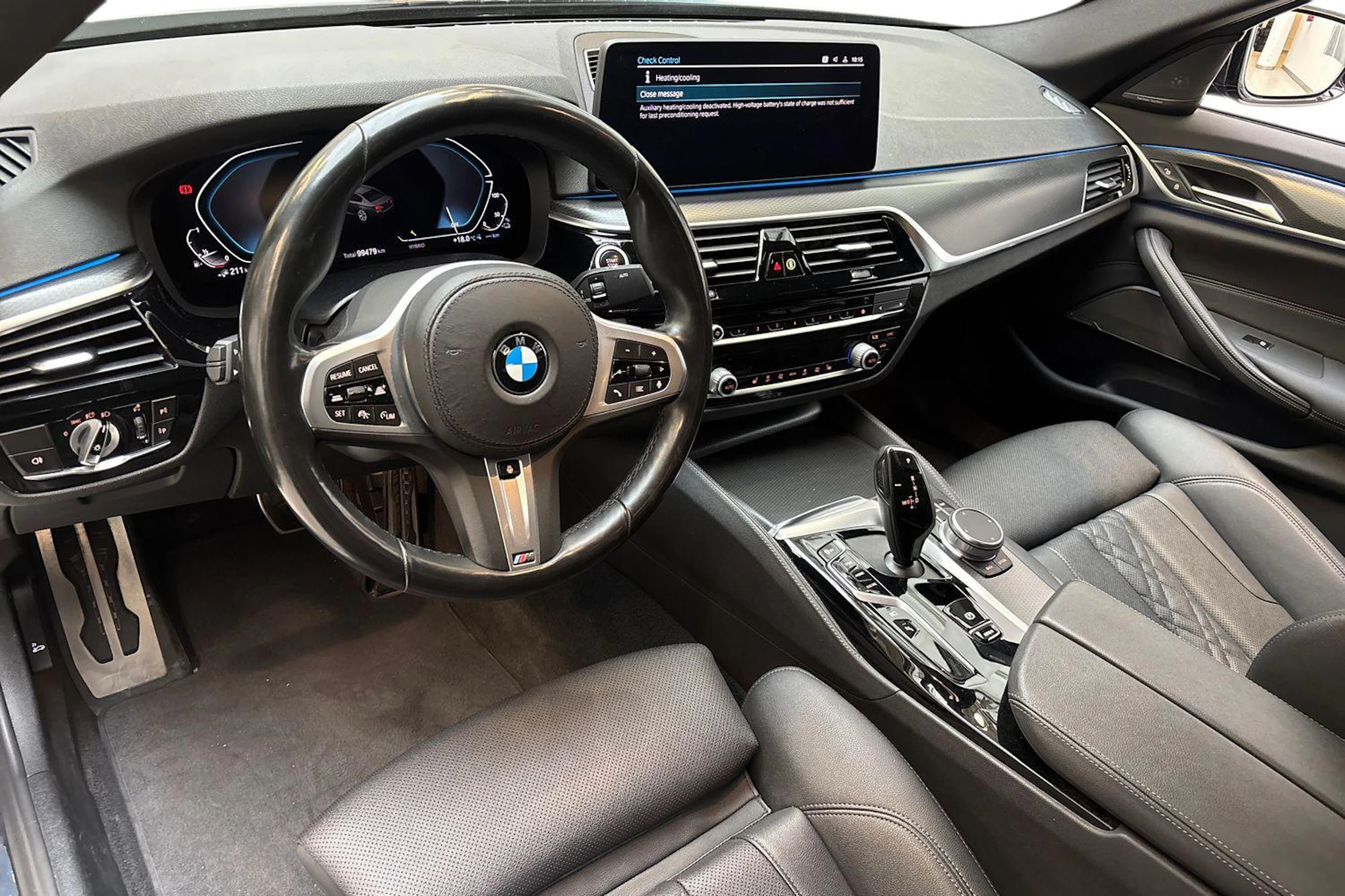 sininen BMW 545 2021 kuva 7.