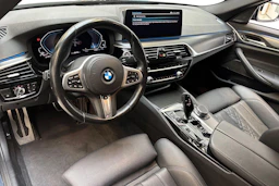 sininen BMW 545 2021 kuva 7.