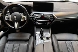 sininen BMW 545 2021 kuva 9.