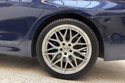 sininen BMW 545 2021 kuva 13.