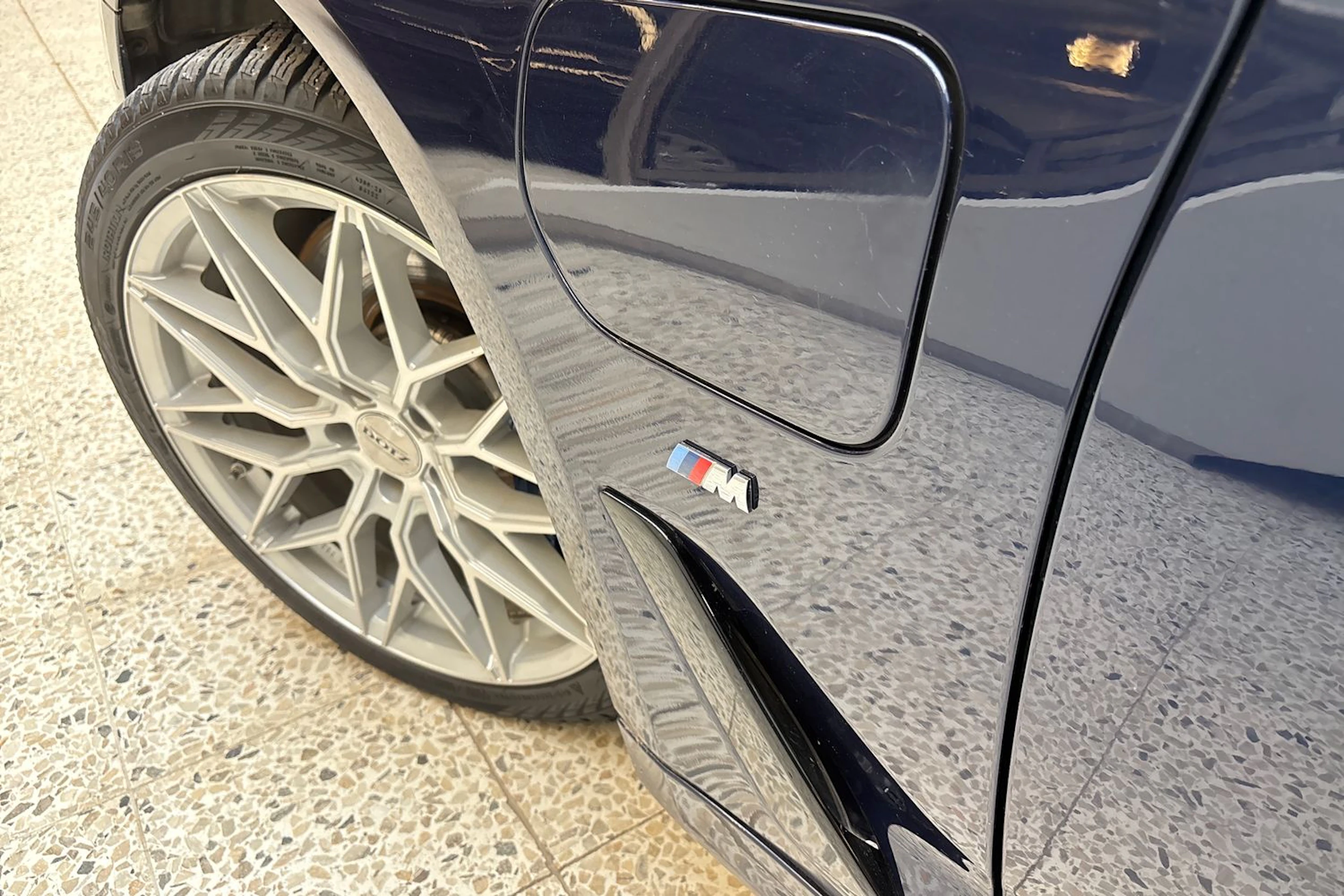 sininen BMW 545 2021 kuva 17.