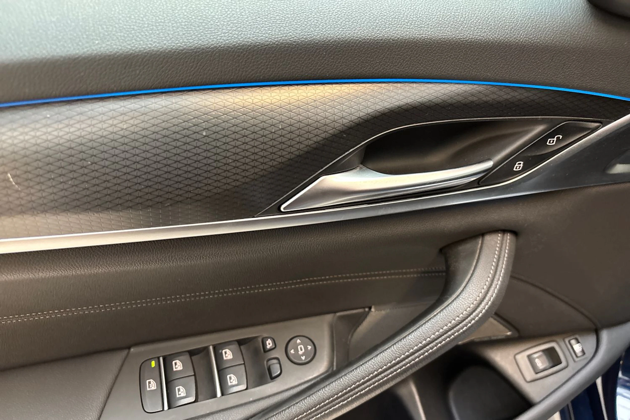 sininen BMW 545 2021 kuva 19.