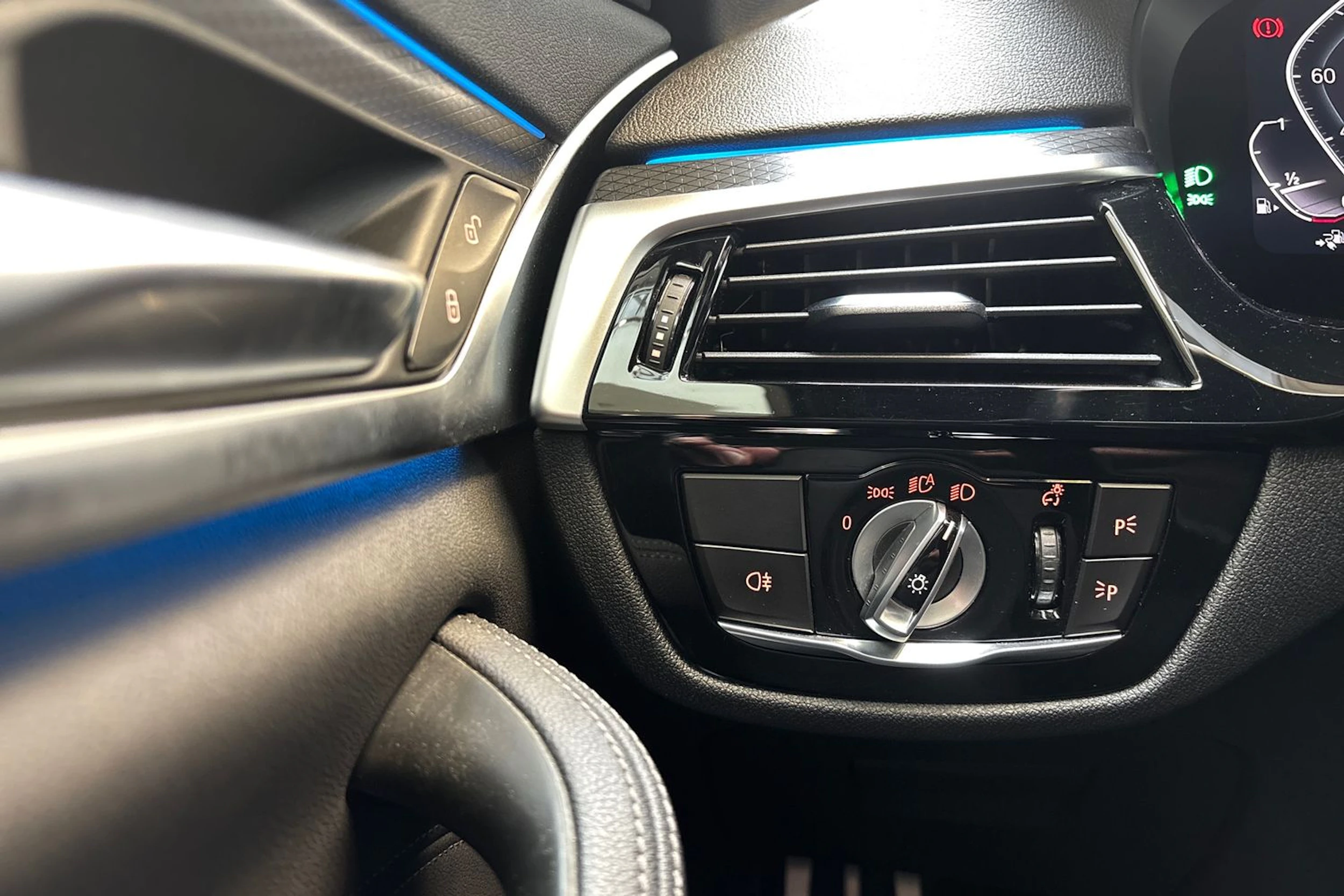 sininen BMW 545 2021 kuva 20.