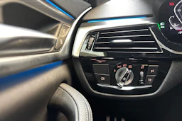 sininen BMW 545 2021 kuva 20.