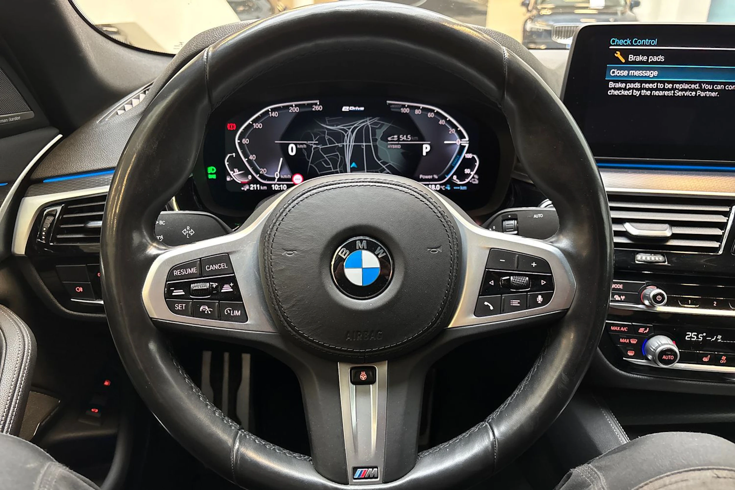 sininen BMW 545 2021 kuva 21.