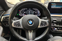 sininen BMW 545 2021 kuva 21.