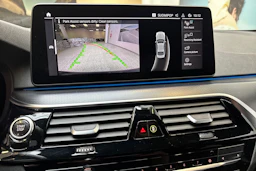 sininen BMW 545 2021 kuva 23.