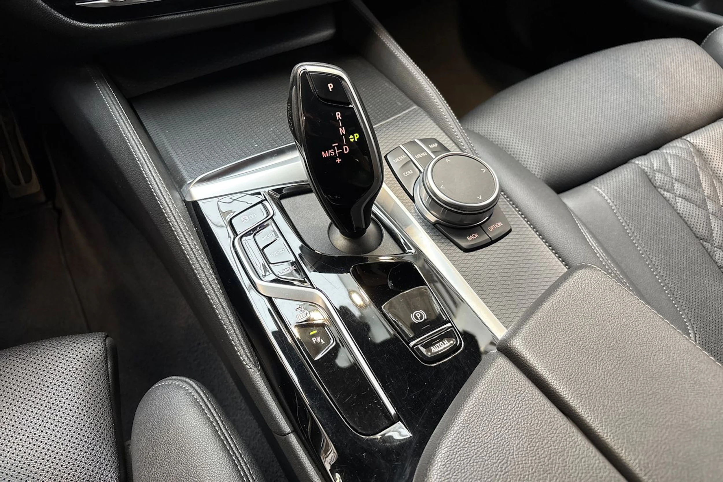 sininen BMW 545 2021 kuva 26.