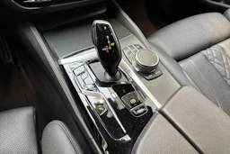 sininen BMW 545 2021 kuva 26.