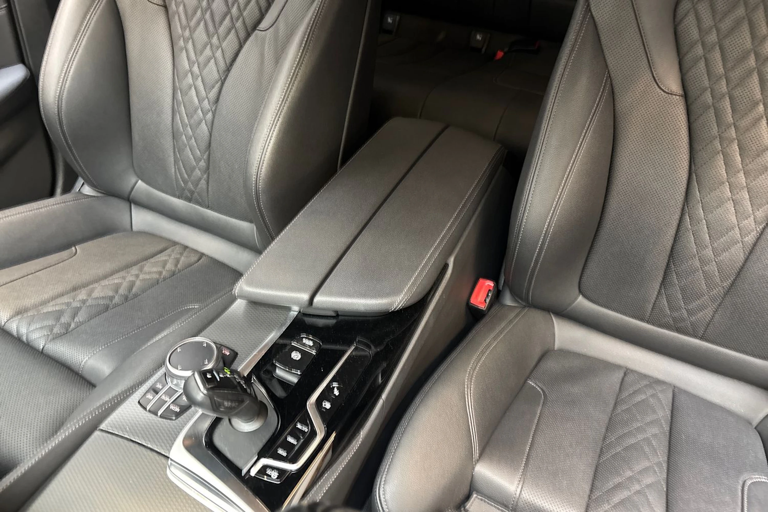 sininen BMW 545 2021 kuva 27.