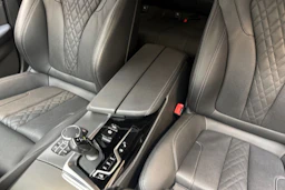 sininen BMW 545 2021 kuva 27.