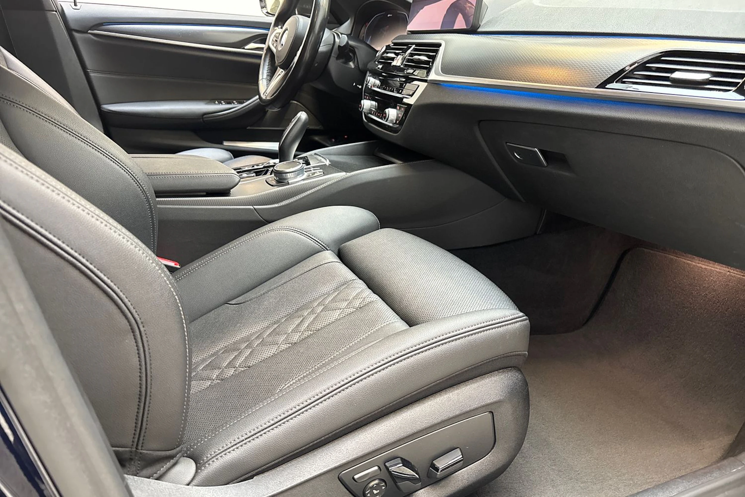 sininen BMW 545 2021 kuva 28.