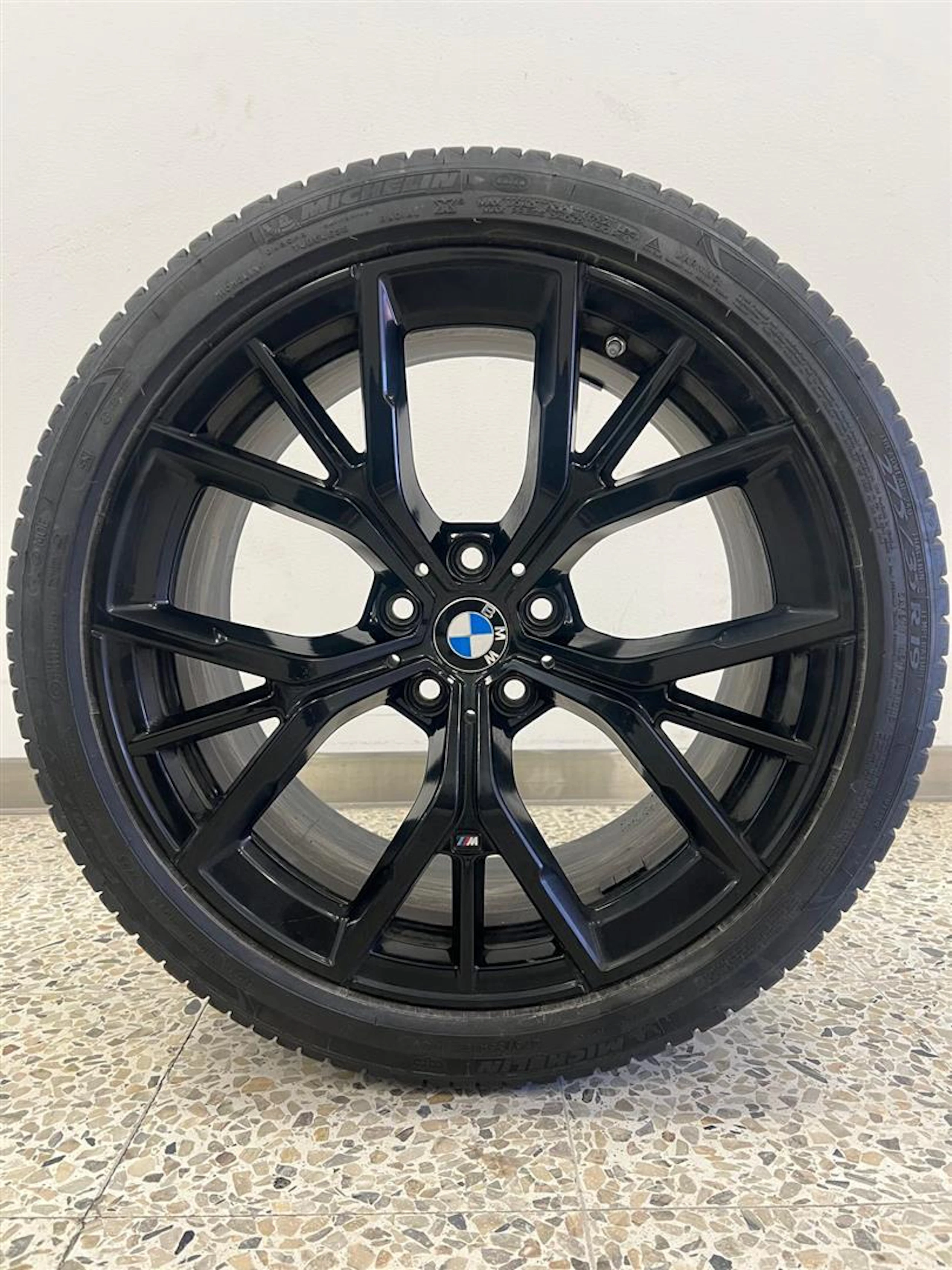 sininen BMW 545 2021 kuva 30.