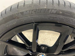 sininen BMW 545 2021 kuva 31.