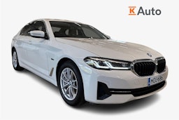 valkoinen BMW 545 2021 kuva 1.