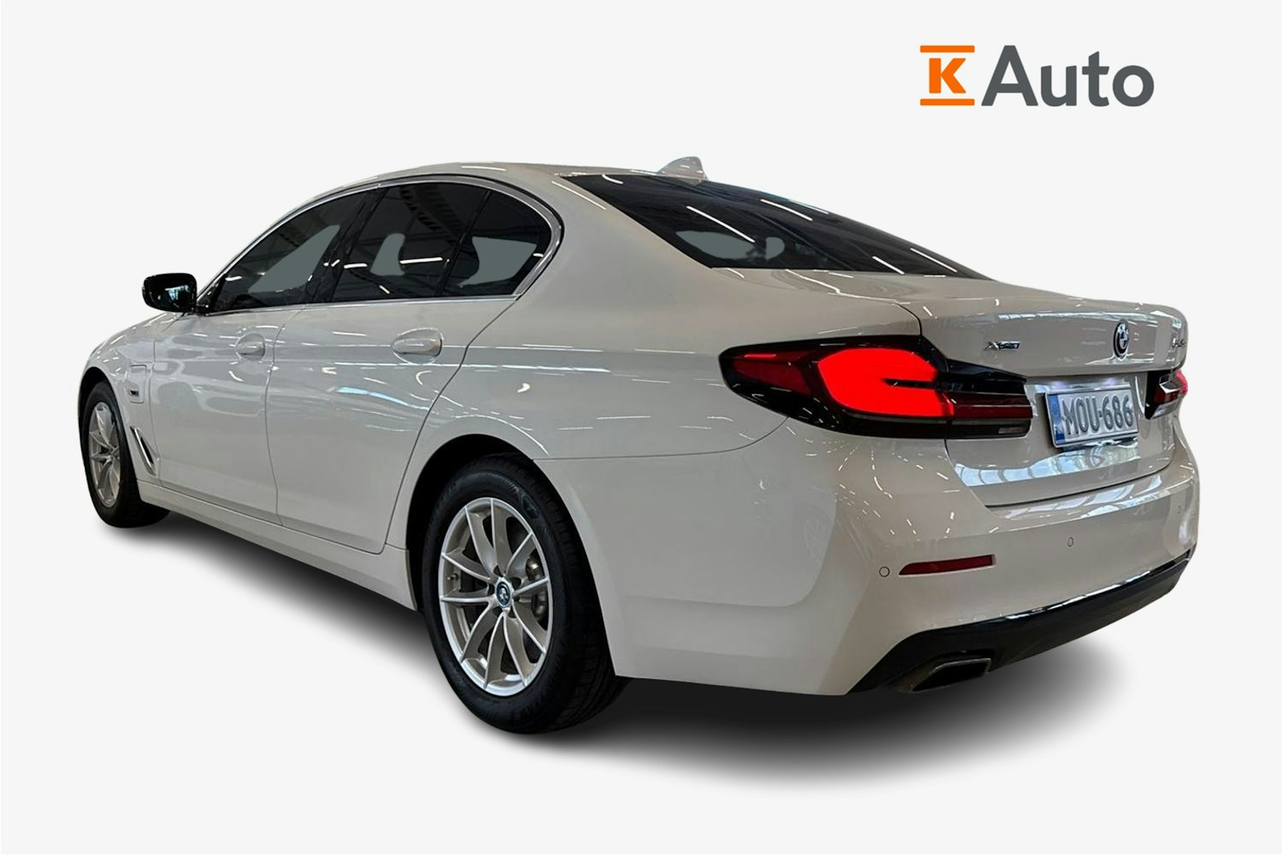 valkoinen BMW 545 2021 kuva 2.